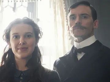 Millie Bobby Brown y Sam Claflin en 'Enola Holmes' Millie Bobby Brown y Sam Claflin en 'Enola Holmes'