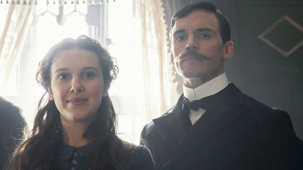 Millie Bobby Brown y Sam Claflin en 'Enola Holmes' Millie Bobby Brown y Sam Claflin en 'Enola Holmes'