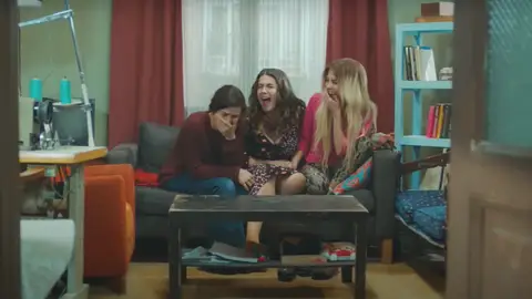 La reivindicativa conjura de Bahar, Ceyda y Yeliz bajo un lema: solidaridad y mujeres al poder La reivindicativa conjura de Bahar, Ceyda y Yeliz bajo un lema: solidaridad y mujeres al poder