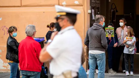 Italianos con mascarillas a la salida de un colegio en Roma Italianos con mascarillas a la salida de un colegio en Roma