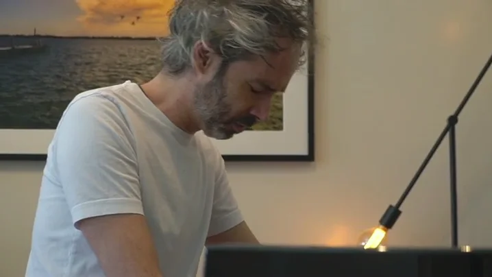 James Rhodes interpreta al piano el Himno de la Alegr&iacute;a en el acto del Gobierno para presentar su Plan de Recuperaci&oacute;n