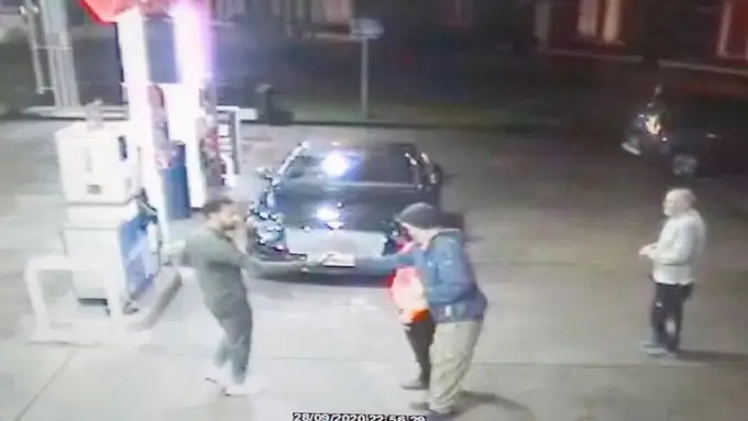 Salah salva a un mendigo que estaba siendo acosado por unos jóvenes en una gasolinera: "Algún día podéis veros así" Salah salva a un mendigo que estaba siendo acosado por unos jóvenes en una gasolinera: "Algún día podéis veros así"