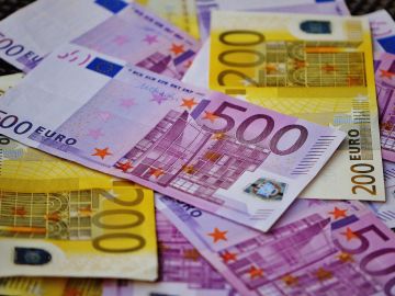 Billetes de 500 y 200 euros (Archivo)