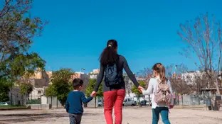 Una madre pasea junto a sus hijos en Palma de Mallorca Una madre pasea junto a sus hijos en Palma de Mallorca