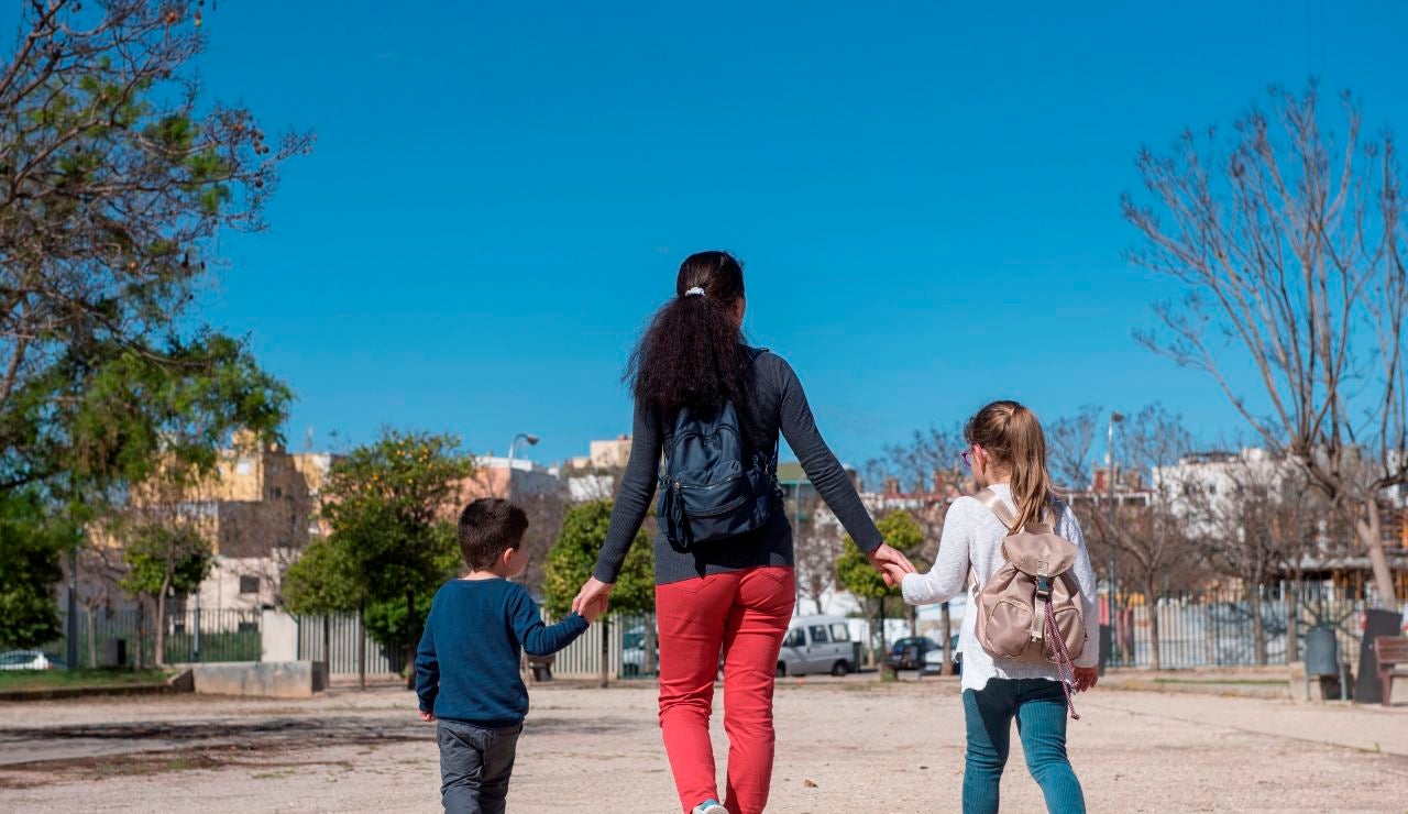 Una madre pasea junto a sus hijos en Palma de Mallorca
