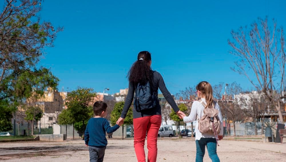Una madre pasea junto a sus hijos en Palma de Mallorca