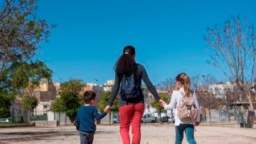 Una madre pasea junto a sus hijos en Palma de Mallorca