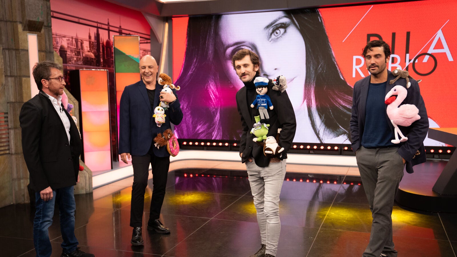 La chaqueta con peluches, la tendencia perfecta de Pilar Rubio para conquistar a Raúl Arévalo, Roberto Álamo y Álex García 