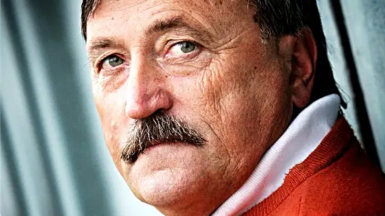  F&uacute;tbol Anton&iacute;n Panenka, hospitalizado en la UCI en estado grave en Praga por el coronavirus Panenka se encuentra en la Unidad de Cuidados Intensivos de un centro de su ciudad natal tras haberse contagiado de coronavirus. El mundo del f&uacute;tbol est&aacute; en vilo tras conocerse la noticia de que el exinternacional checo Anton&iacute;n Panenka, mundialmente conocido por el m&iacute;tico penalti que le dio la victoria a Checoslovaqu&iacute;a en la Eurocopa 1976, est&aacute; hospitalizado con coronavirus en la UCI y en estado grave en Praga. As&iacute; ha informado el Bohemians 1905, el primer club en el que jug&oacute; y del que fue capit&aacute;n: "Anton&iacute;n Panenka fue trasladado hoy en estado grave a la UCI del hospital, donde est&aacute; conectado a los dispositivos m&eacute;dicos. Hace un tiempo se confirm&oacute; su infecci&oacute;n por coronavirus", ha escrito el Bohemians en su cuenta de Twitter. https:twitter.com/bohemians1905/status/1313851068879646721 Anton&iacute;n Panenka, hospitalizado en la UCI en estado grave en Praga por el coronavirus