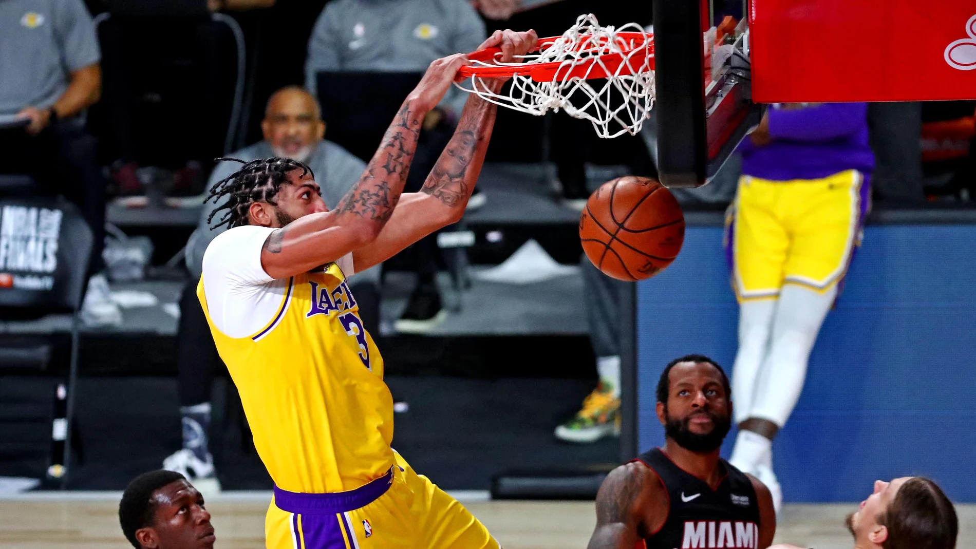 Anthony Davis machaca el aro de los Heat Anthony Davis machaca el aro de los Heat