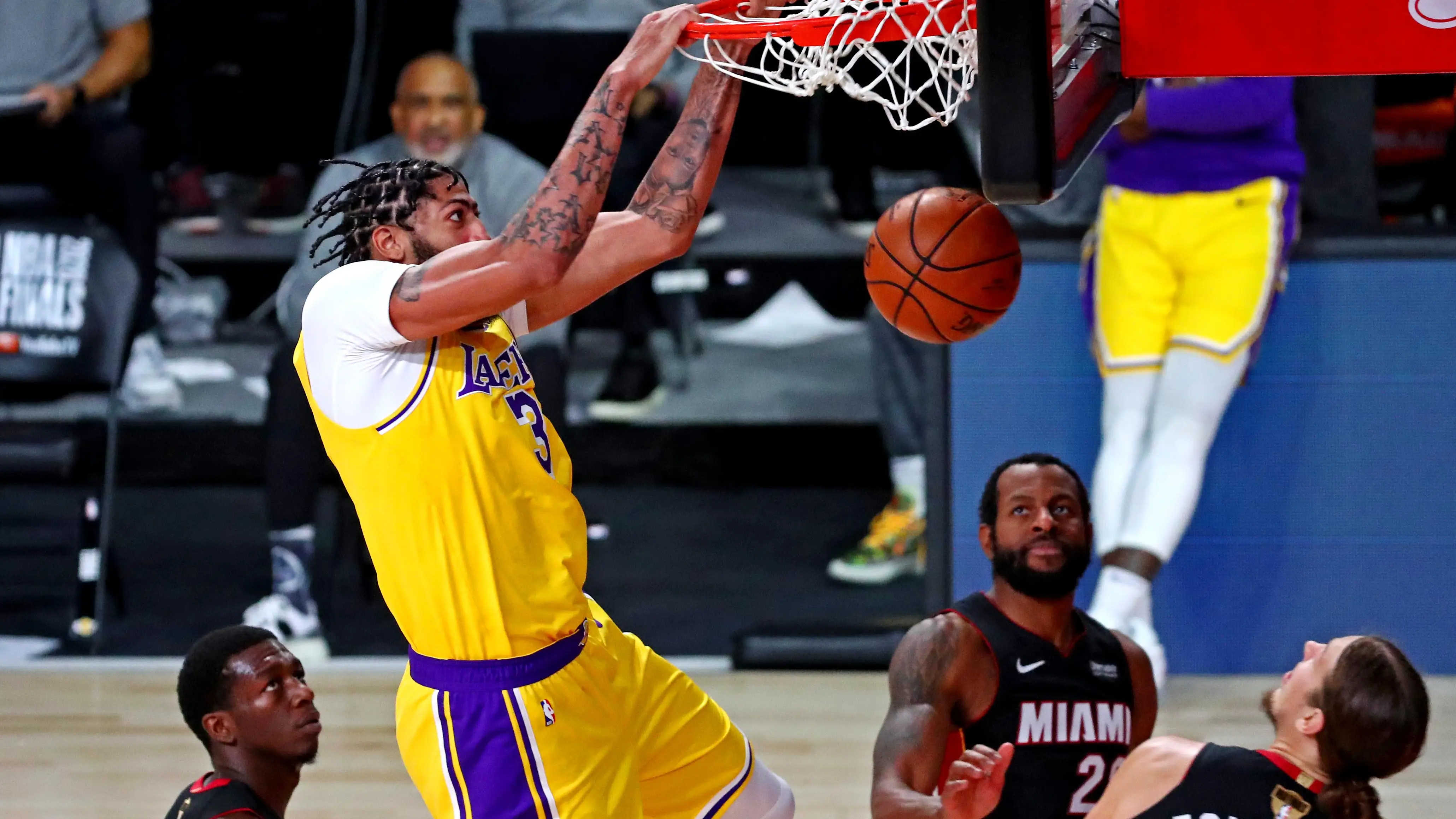 Anthony Davis machaca el aro de los Heat Anthony Davis machaca el aro de los Heat