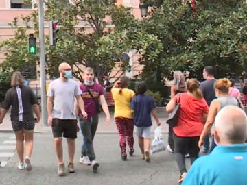 Ciudadanos paseando por Madrid