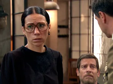 Manolita se olvida de lo más importante ante el ‘Sí, quiero’ de Emma y Manolín Manolita se olvida de lo más importante ante el ‘Sí, quiero’ de Emma y Manolín