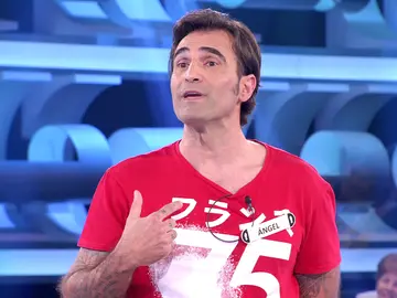 Un concursante pone en pie a todo el público de ‘¡Ahora caigo!’ para bailar una extraña coreografía Un concursante pone en pie a todo el público de ‘¡Ahora caigo!’ para bailar una extraña coreografía