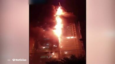 Un enorme incendio envuelve un bloque de viviendas de 33 pisos en Corea del Sur