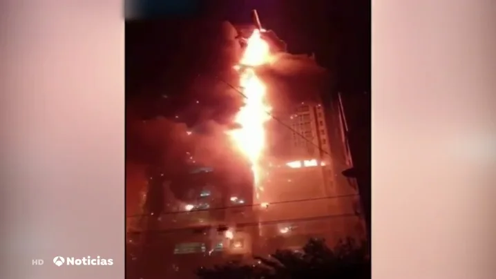 Un enorme incendio envuelve un bloque de viviendas de 33 pisos en Corea del Sur