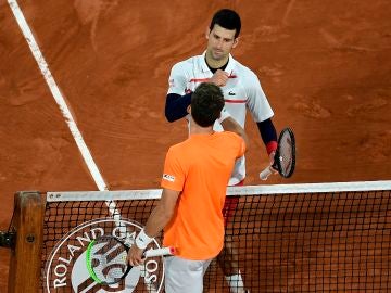 Pablo Carreño saluda a Djokovic tras su partido en Roland Garros