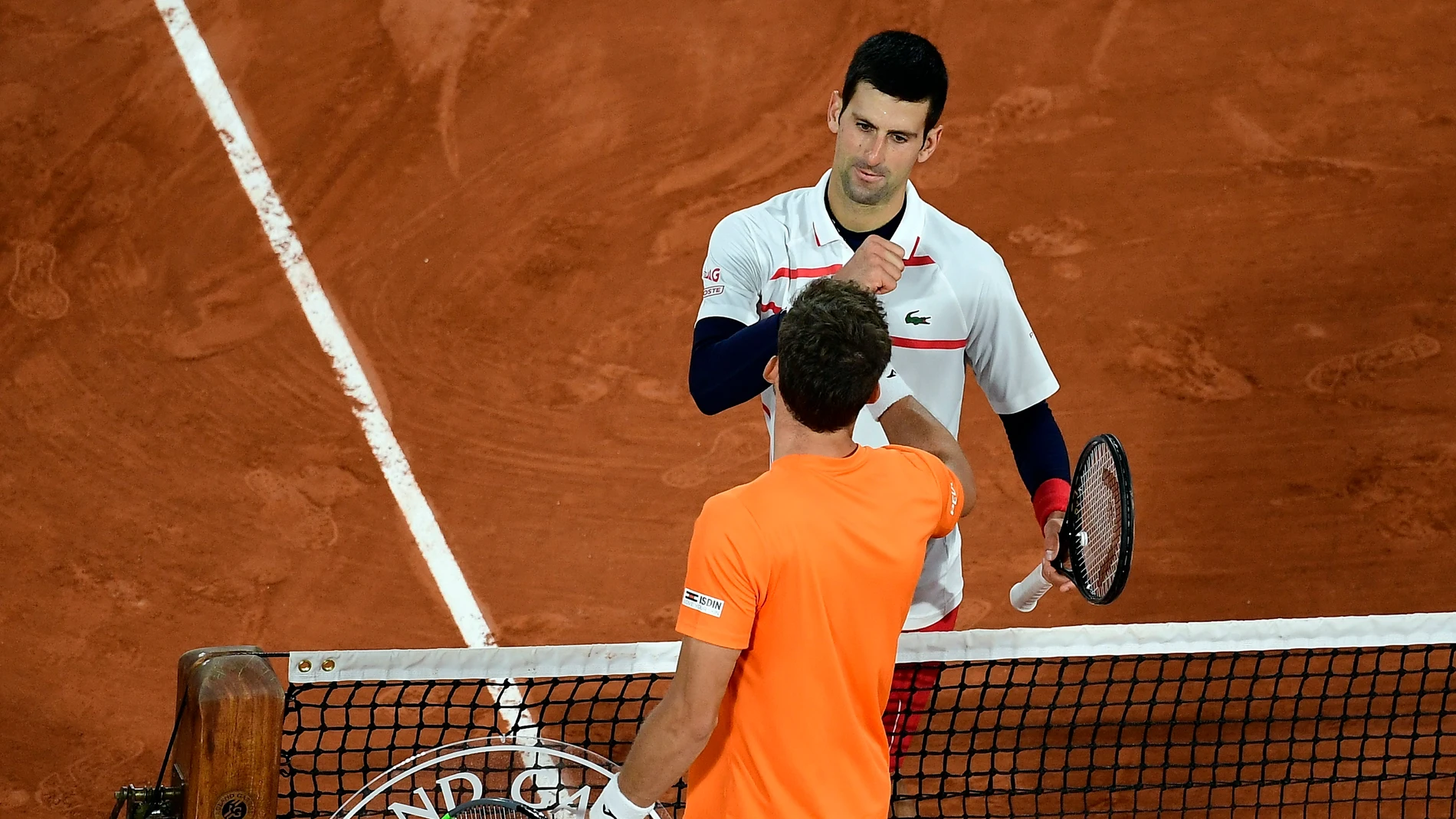 Pablo Carreño saluda a Djokovic tras su partido en Roland Garros Pablo Carreño saluda a Djokovic tras su partido en Roland Garros