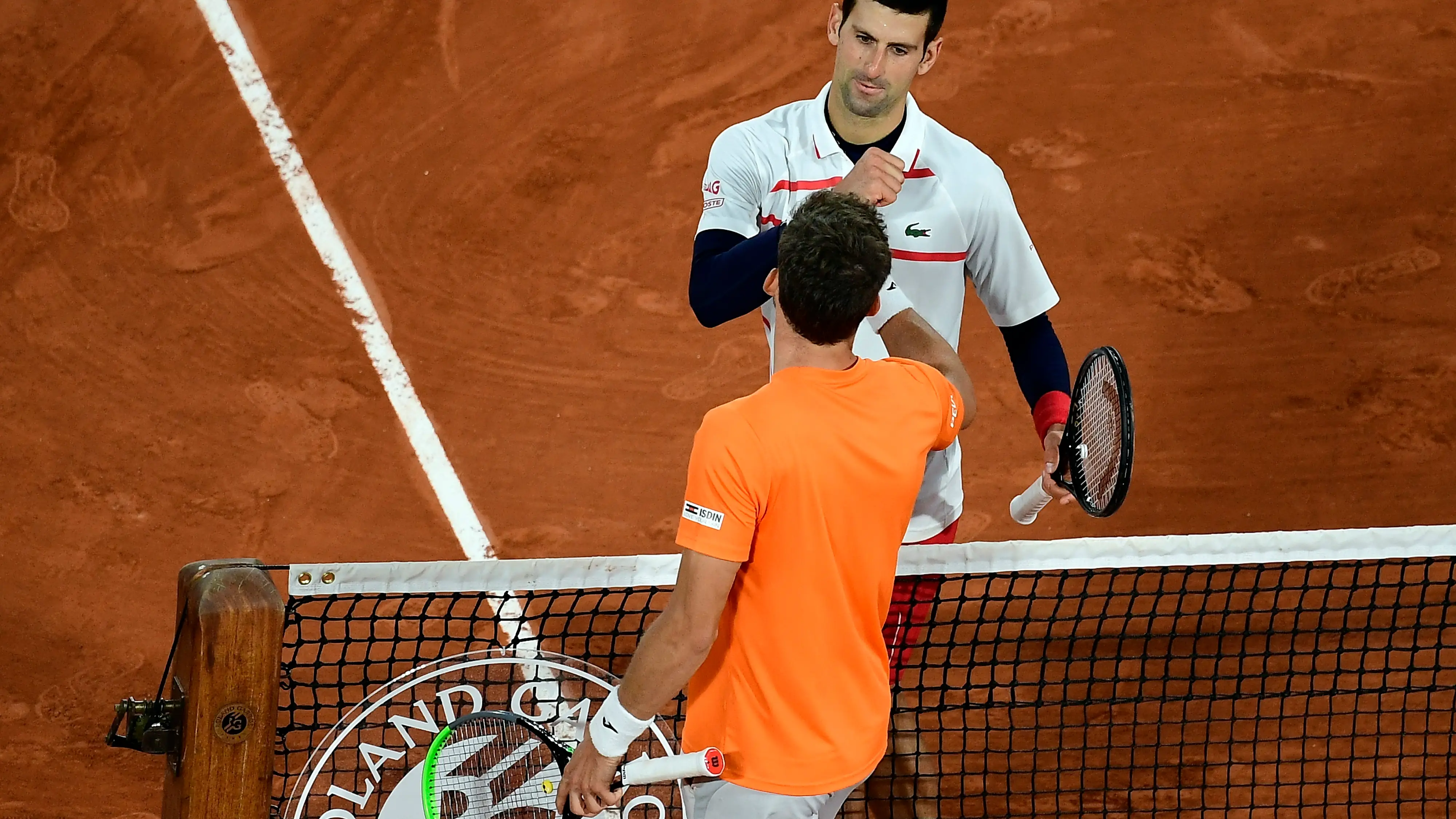 Pablo Carreño saluda a Djokovic tras su partido en Roland Garros Pablo Carreño saluda a Djokovic tras su partido en Roland Garros