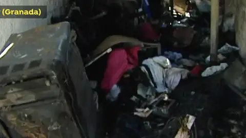 Los vecinos de Cádiar se vuelcan para ayudar a una familia que ha perdido su casa en un incendio Los vecinos de Cádiar se vuelcan para ayudar a una familia que ha perdido su casa en un incendio