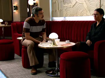 Paco transmite su desconfianza a Manolita respecto al informe forense de Marisol: “Las piezas no encajan” Paco transmite su desconfianza a Manolita respecto al informe forense de Marisol: “Las piezas no encajan”