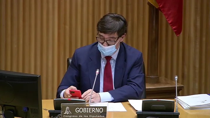 Salvador Illa con el m&oacute;vil en la Comisi&oacute;n de Sanidad