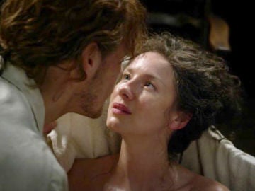 Caitriona Balfe y Sam Heughan como Claire y Jamie Fraser en 'Outlander'