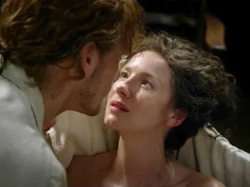 Caitriona Balfe y Sam Heughan como Claire y Jamie Fraser en 'Outlander' Caitriona Balfe y Sam Heughan como Claire y Jamie Fraser en 'Outlander'