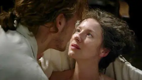 Caitriona Balfe y Sam Heughan como Claire y Jamie Fraser en 'Outlander' Caitriona Balfe y Sam Heughan como Claire y Jamie Fraser en 'Outlander'