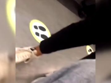 Una mujer golpea a un joven gay en Barcelona mientras le grita: "¡Maricón de raza pura!"