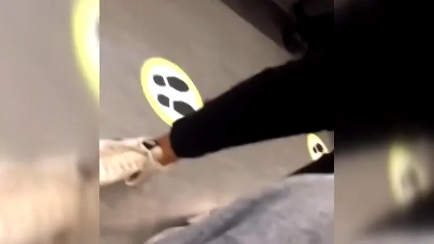 Una mujer golpea a un joven gay en Barcelona mientras le grita: "¡Maricón de raza pura!" Una mujer golpea a un joven gay en Barcelona mientras le grita: "¡Maricón de raza pura!"