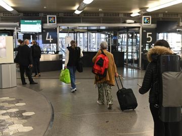 Muchos madrileños abandonan a toda prisa la Comunidad tras la decisión del TSJM: "Aprovechamos el puente para ver a los familiares"