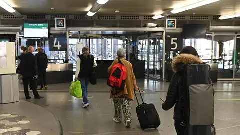 Muchos madrileños abandonan a toda prisa la Comunidad tras la decisión del TSJM: "Aprovechamos el puente para ver a los familiares" Muchos madrileños abandonan a toda prisa la Comunidad tras la decisión del TSJM: "Aprovechamos el puente para ver a los familiares"