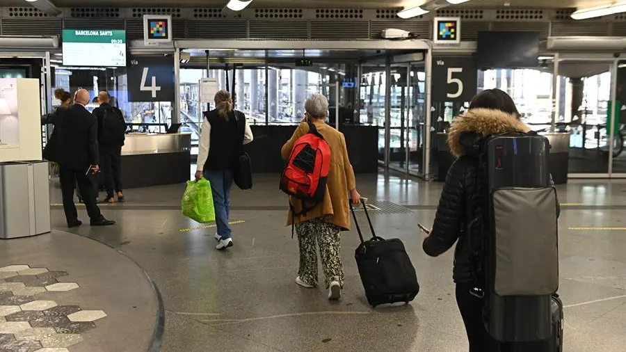 Muchos madrileños abandonan a toda prisa la Comunidad tras la decisión del TSJM: "Aprovechamos el puente para ver a los familiares" Muchos madrileños abandonan a toda prisa la Comunidad tras la decisión del TSJM: "Aprovechamos el puente para ver a los familiares"