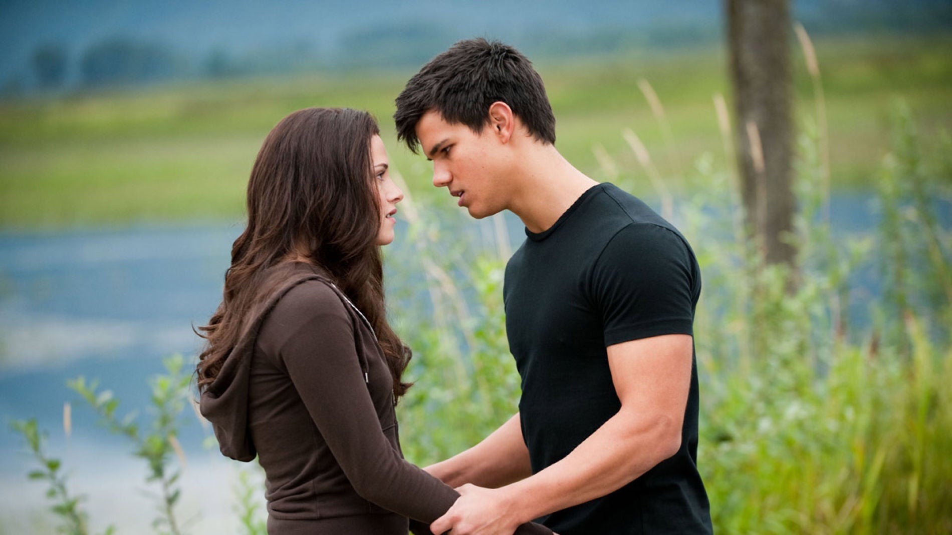 Kristen Stewart y Taylor Lautner como Bella y Jacob en 'Crep&uacute;sculo'
