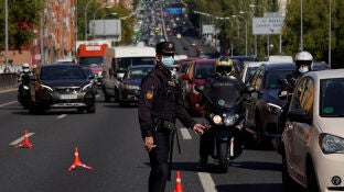 Un agente controla la movilidad en la salida de Madrid (Archivo)