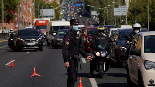 Un agente controla la movilidad en la salida de Madrid (Archivo)