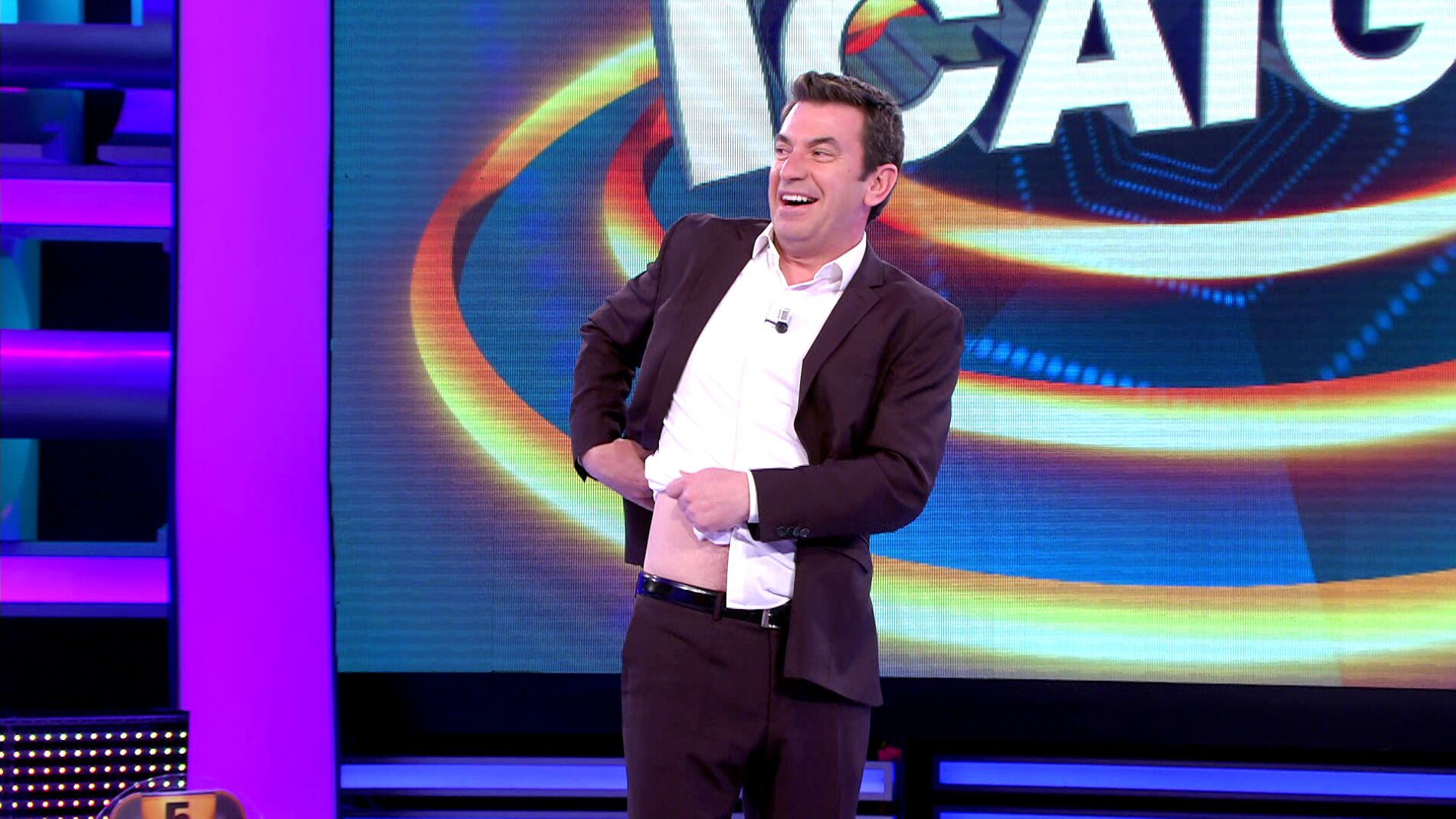 &iexcl;Lo ense&ntilde;a!: Arturo Valls descubre en pleno &lsquo;&iexcl;Ahora caigo!&rsquo; el detalle que arruina su nuevo tatuaje