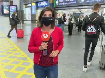 Mayor afluencia de pasajeros en Atocha ante la posibilidad de decretarse el estado de alarma en Madrid