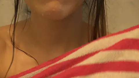 Chica secándose Chica secándose
