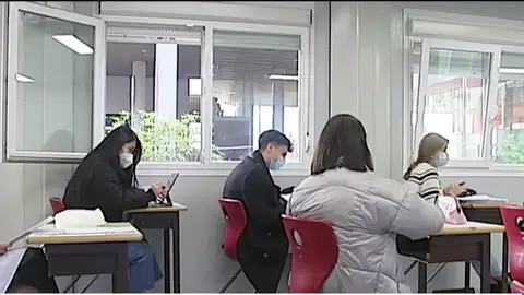 Alumnos con abrigo en clase Alumnos con abrigo en clase