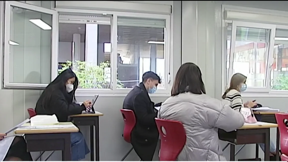 Alumnos con abrigo en clase Alumnos con abrigo en clase