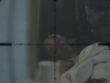 Un francotirador siembra el pánico en casa de Emilia, ¿habrá abatido a su objetivo? Un francotirador siembra el pánico en casa de Emilia, ¿habrá abatido a su objetivo?