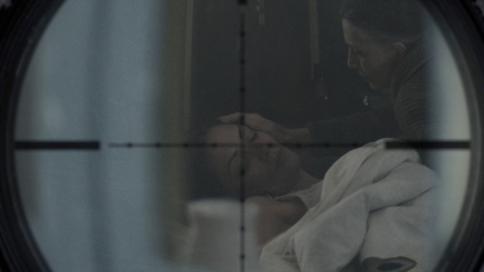 Un francotirador siembra el p&aacute;nico en casa de Emilia, &iquest;habr&aacute; abatido a su objetivo?