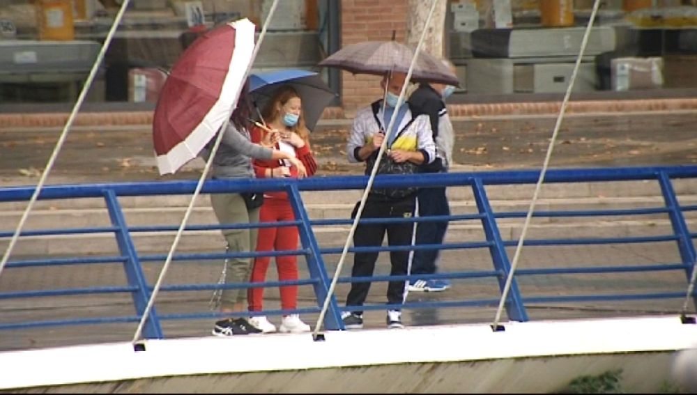 Gente con paraguas