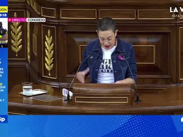 Aina Vidal, la diputada en tratamiento por cáncer, protagoniza el momento más emotivo de la moción de censura de Vox: "Aquí se respira odio, defendamos el amor" Aina Vidal, la diputada en tratamiento por cáncer, protagoniza el momento más emotivo de la moción de censura de Vox: "Aquí se respira odio, defendamos el amor"