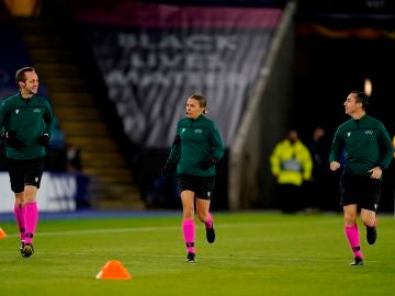  Stephanie Frappart calienta antes de arbitrar un partido