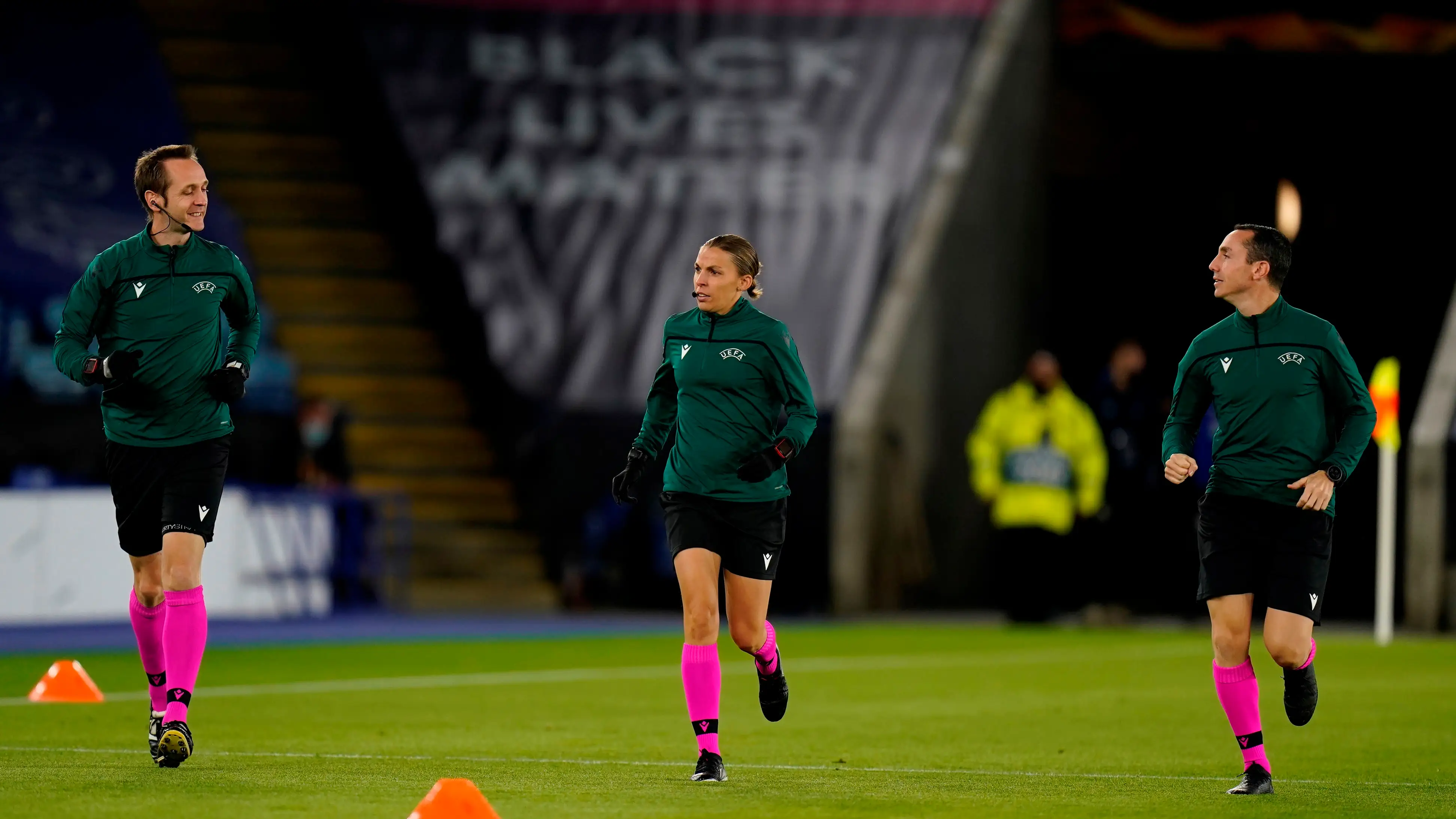 Stephanie Frappart calienta antes de arbitrar un partido