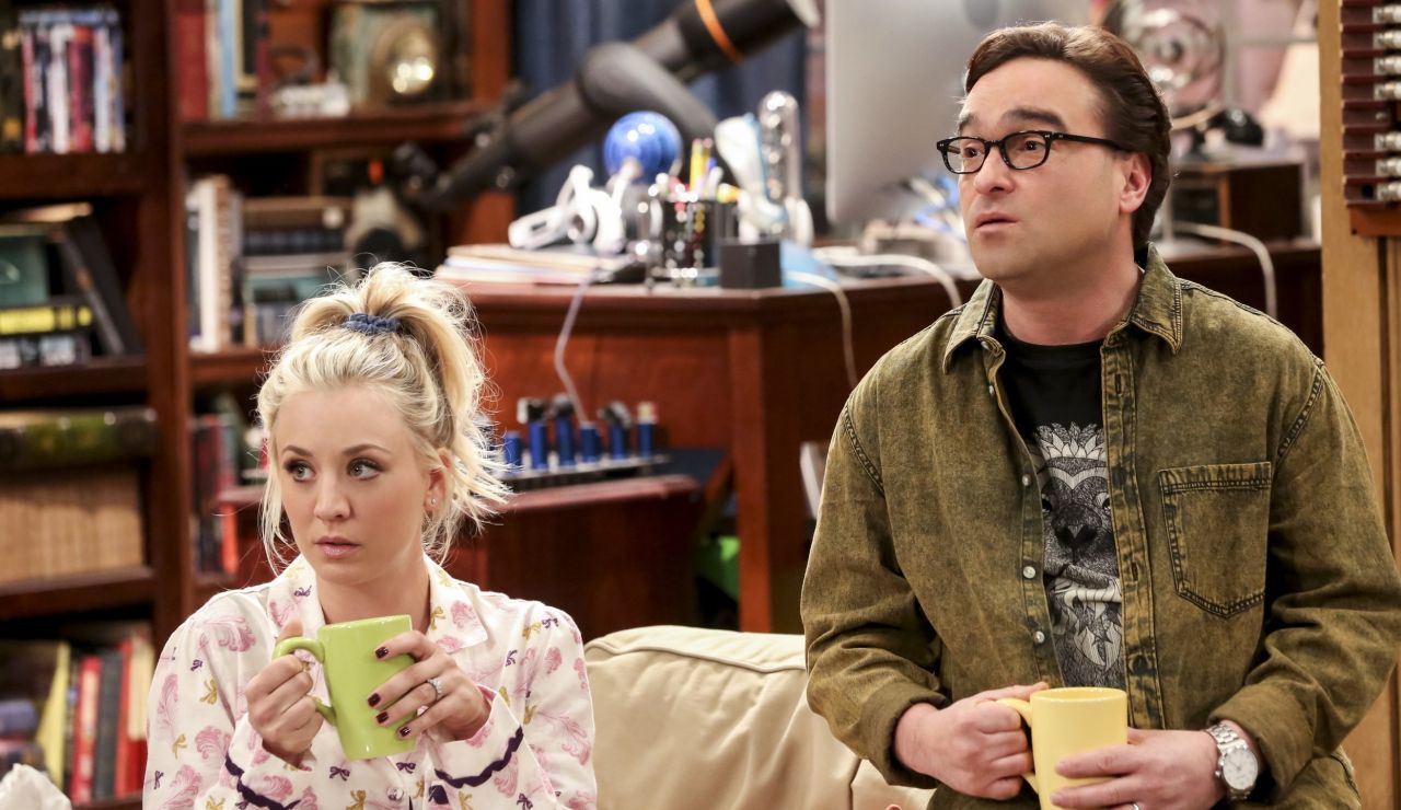 Kaley Cuoco y Johnny Galecki como Penny y Leonard en 'The Big Bang Theory'