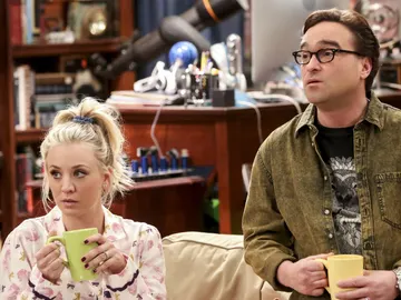Kaley Cuoco y Johnny Galecki como Penny y Leonard en 'The Big Bang Theory' Kaley Cuoco y Johnny Galecki como Penny y Leonard en 'The Big Bang Theory'